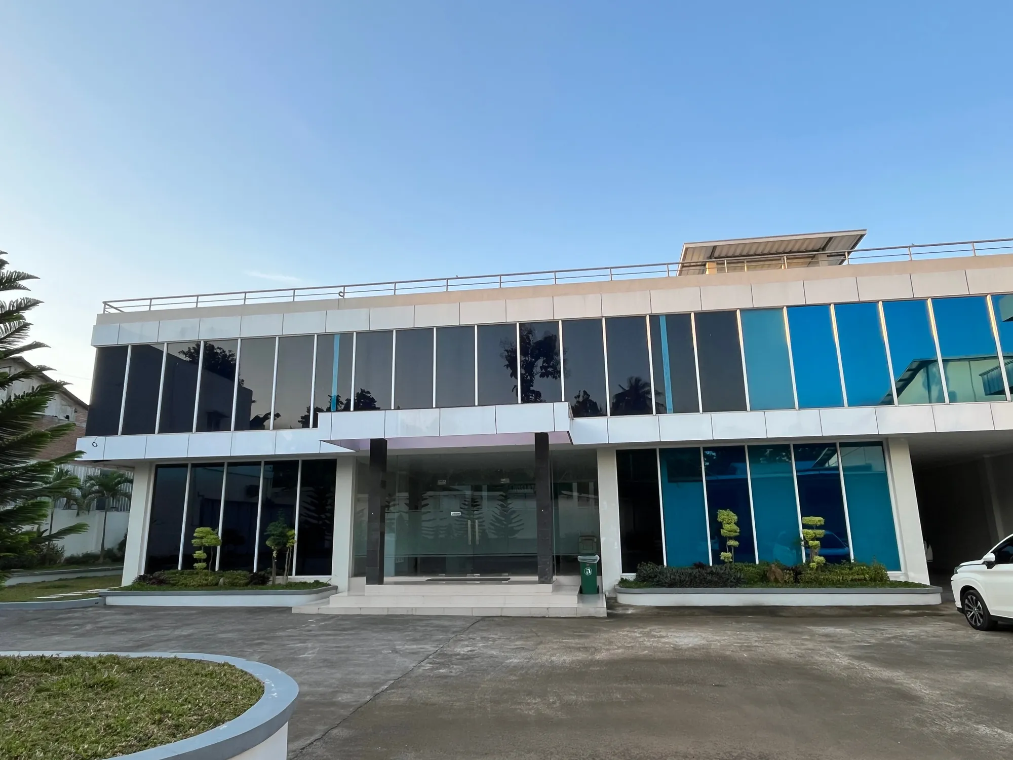 Gedung PT. Putra Bintang Sembilan Nusantara dilihat dari sisi jalan