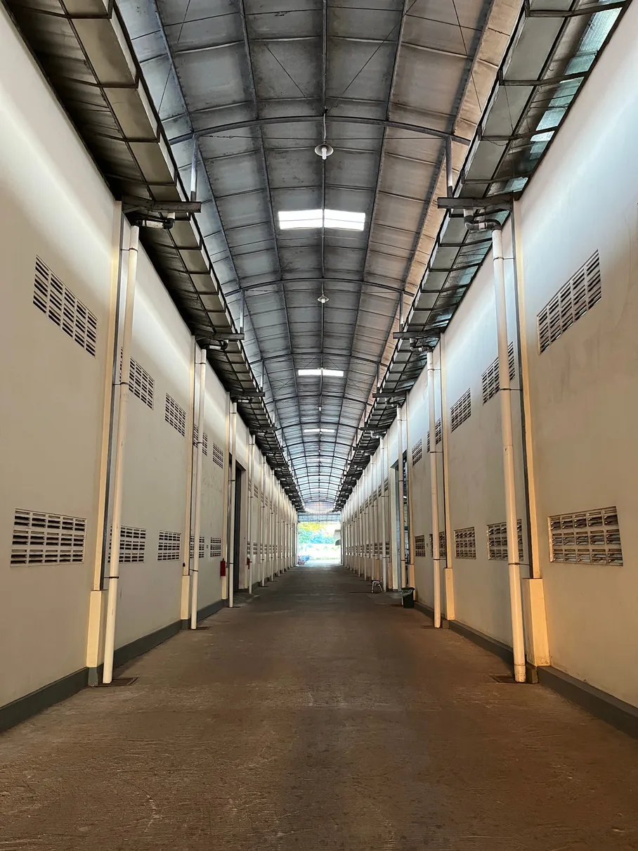 Koridor penghubung antar ruang produksi