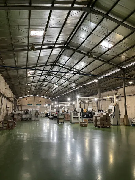 Area gudang penyimpanan di dalam pabrik