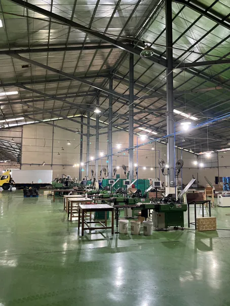 Deretan mesin produksi di dalam hall pabrik